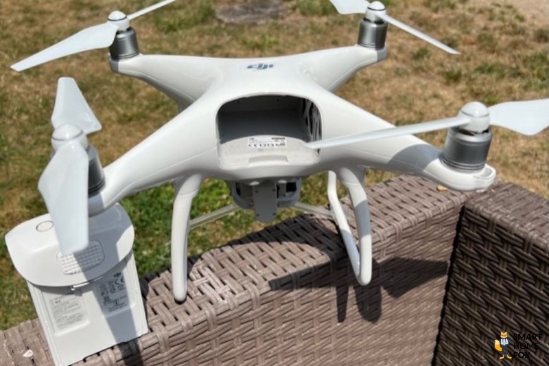 DJI Phantom 4 Akku einsetzen